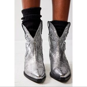 Free People Way Out West Silver Metallic Western Ankle Boots – Size 8 (38.5)